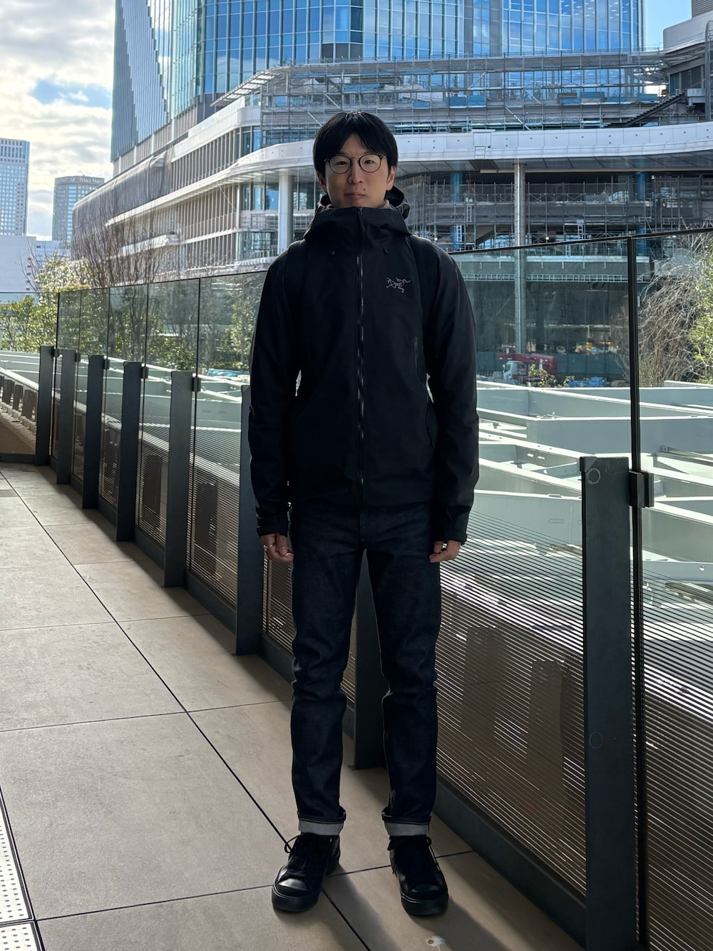 「高輪消防署、クエート大使館、蟻鱒鳶ル」｜「ARC'TERYXのBeta SL Jacket M  Size:S（マウンテンパーカー、ブラック系）」を使った、Daisuke Aさん（メンズ・168cm）の冬コーディネートの1枚目の写真