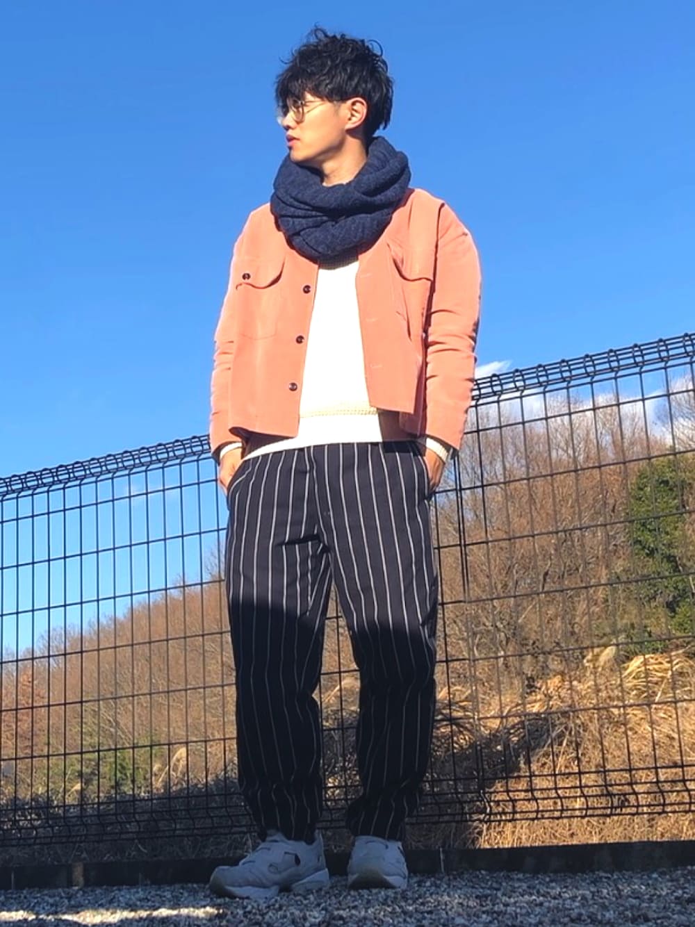 「GU、CPOジャケット、コーデュロイ、オーバーサイズ、スヌード、プチプラ、白ニット、ポンプフューリー、ピンク」｜「coenのスヌード(Women)（ストール/ショール、ブルー系）」を使った、UNIchiroさん（メンズ・172cm）の冬コーディネートの1枚目の写真