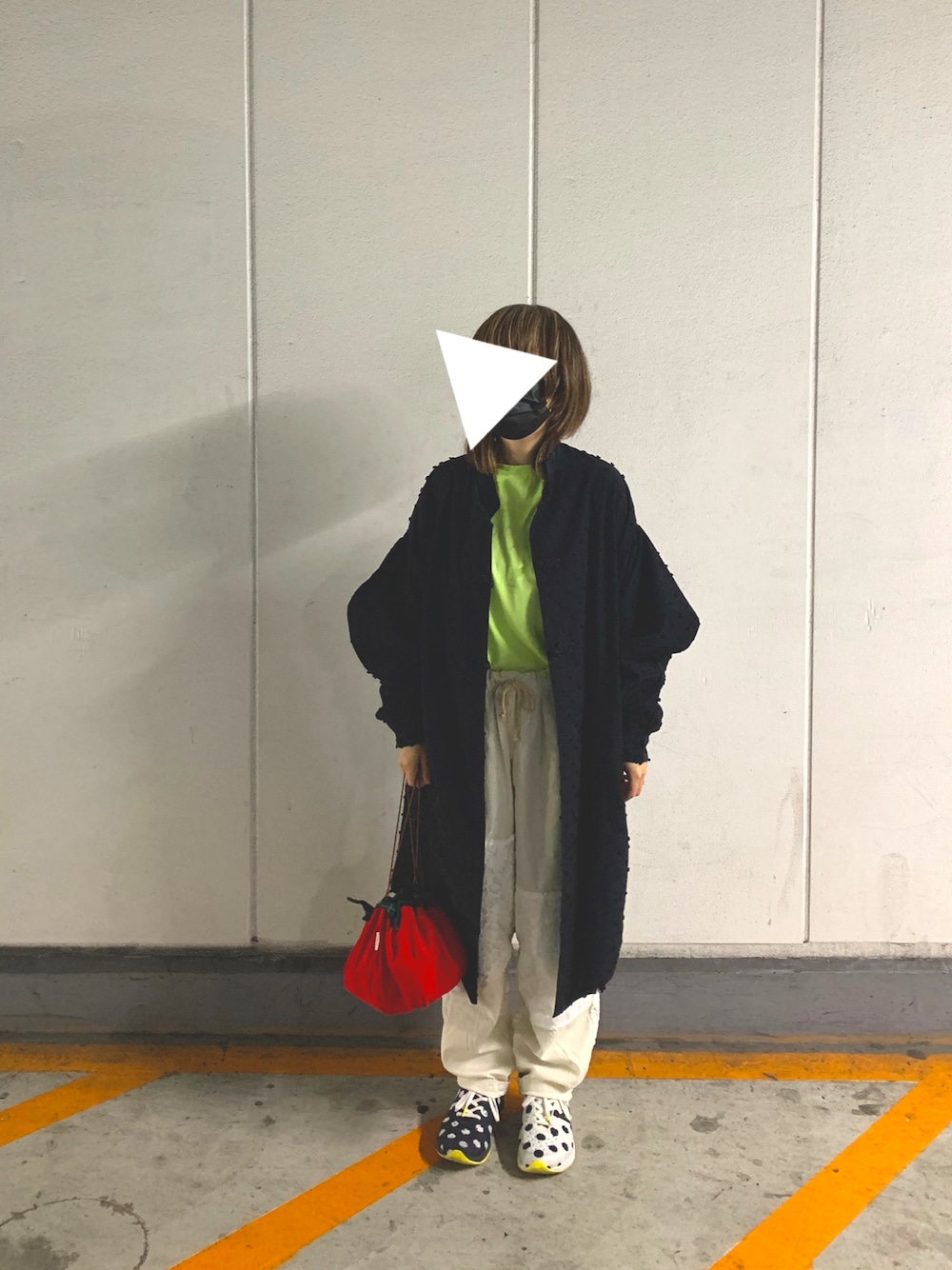 「春アウター、シャツワンピース、シャツワンピ、巾着バッグ、スニーカー、白パンツ、ネオンカラー、チャイナシャツ、New Balance」｜「FRAPBOISのＮＢ－ＣＲＵＳＨ（スニーカー、ホワイト系）」を使った、yukaさん（レディース・152cm）の春コーディネートの1枚目の写真