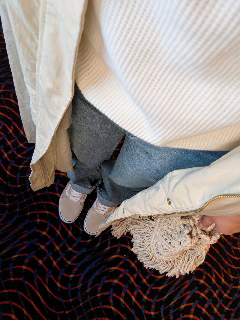 ベージュ系のスニーカー、ブルー系のデニムパンツ、ホワイト系のTシャツ/カットソーを着用したレディースの春コーディネートの3枚目の写真