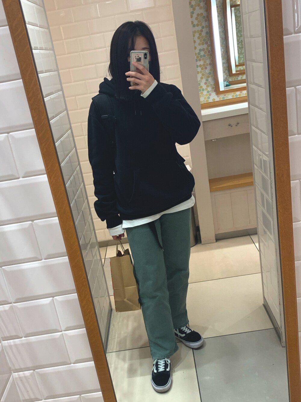 「大学生、大学生コーデ、メンズライク、ストリート、フーディー、パーカー、VANS」｜「GUのアイテム（パーカー、ブラック系）」を使った、みくまるさん（レディース・162cm）の秋コーディネートの1枚目の写真
