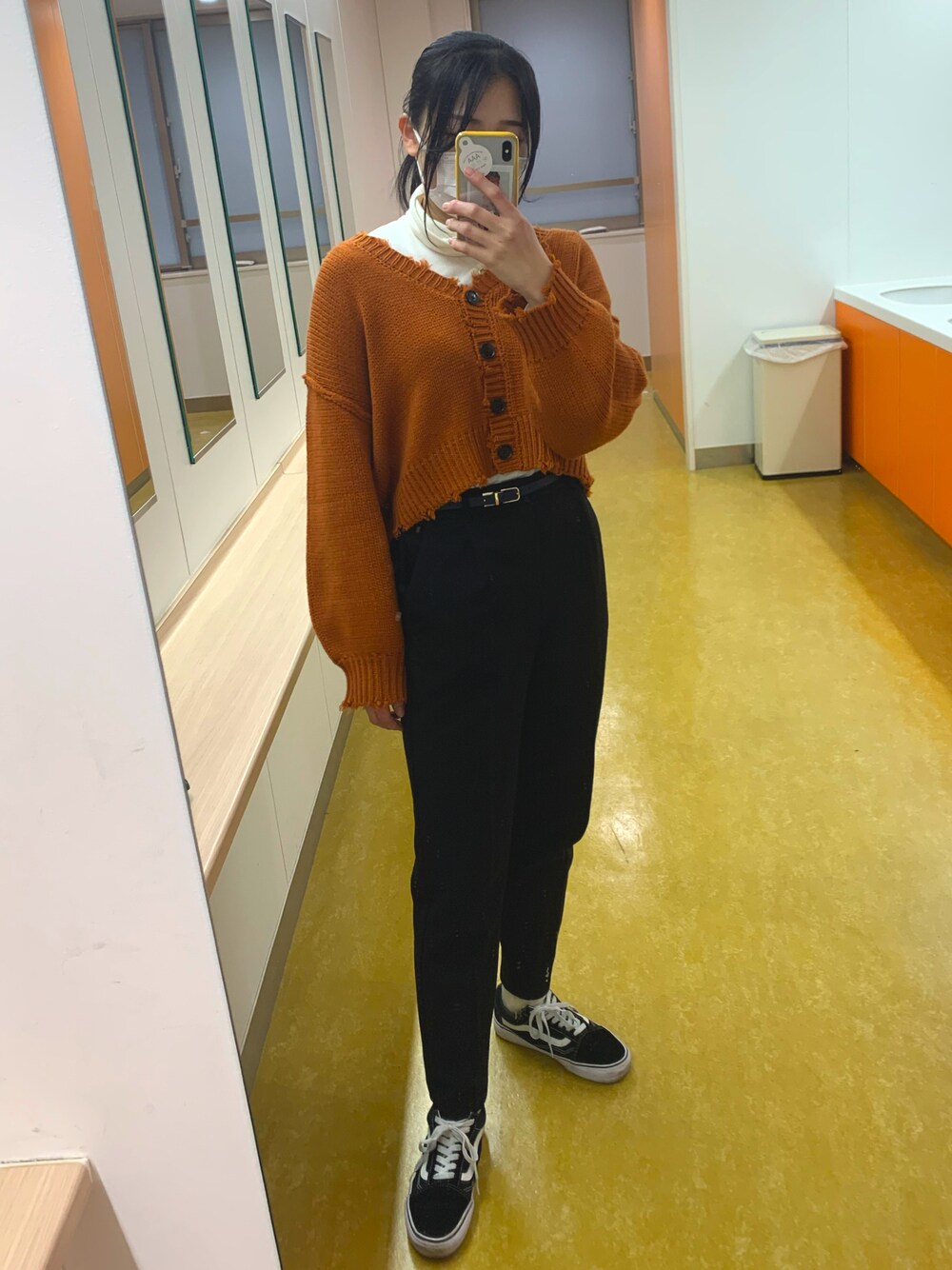 「私の推しブランド、シンプル、タートルネック、GU、オレンジ、ニット、INGNI、VANS」｜「INGNIのアイテム（ニット/セーター、オレンジ系）」を使った、みくまるさん（レディース・162cm）の冬コーディネートの1枚目の写真