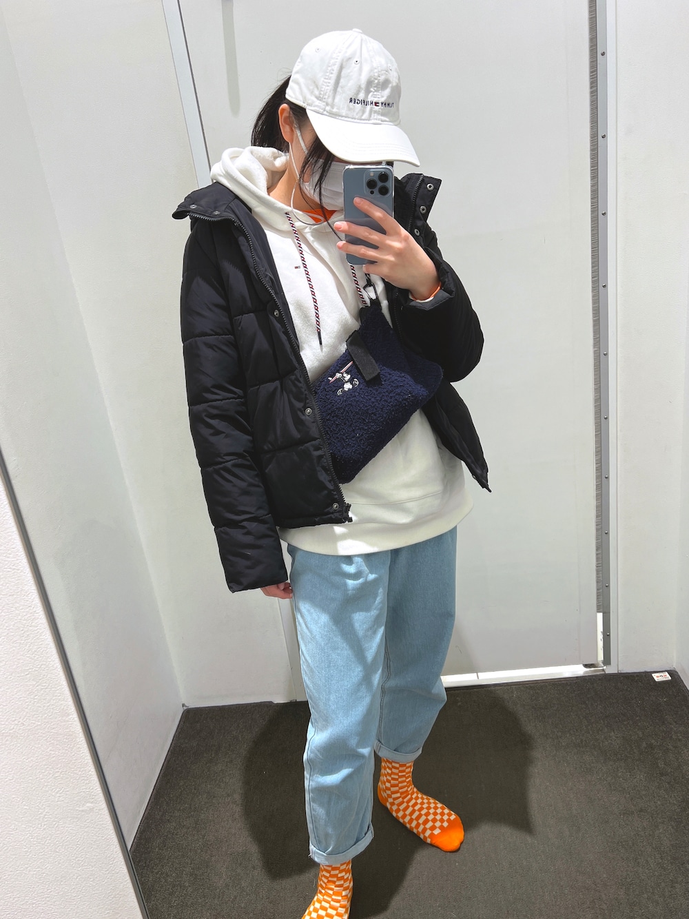 「今日のコーデ、カジュアル、ストリート、メンズライク、差し色(オレンジ)、TOMMY HILFIGER、トミーヒルフィガー、スニーカー」｜「TOMMY HILFIGERのトミーヒルフィガー キャップ HILFIGER LOGO TOMMY HILFIGER（キャップ、ホワイト系）」を使った、みくまるさん（レディース・162cm）の冬コーディネートの1枚目の写真