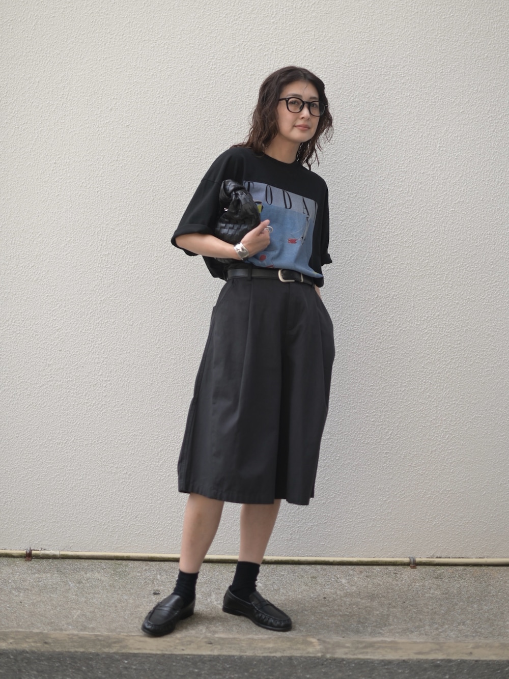 ブラック系のTシャツ/カットソー、ブラック系のその他パンツ、ブラック系のローファーを着用したレディースの秋コーディネートの1枚目の写真