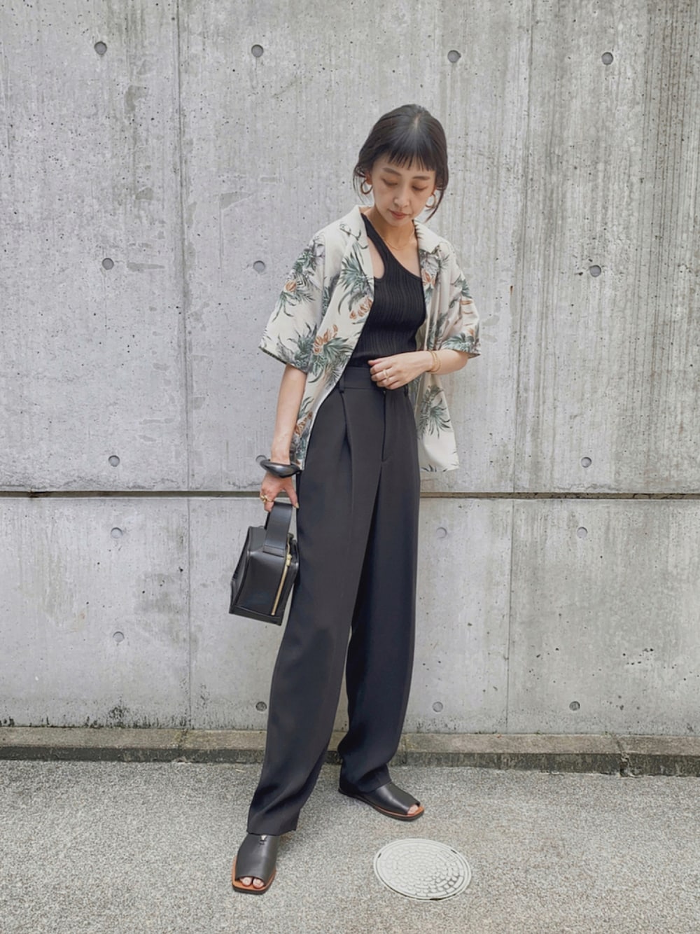 ホワイト系のシャツ/ブラウス、ブラック系のニット/セーター、その他のその他トップスを着用したレディースの夏コーディネートの1枚目の写真