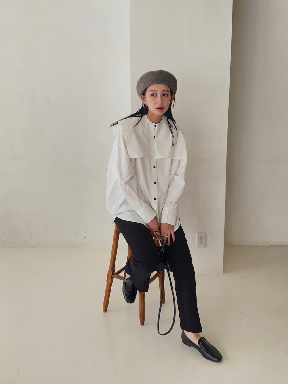 ホワイト系のシャツ/ブラウス、その他のモカシン/デッキシューズ、ブラック系のショルダーバッグを着用したレディースの秋コーディネートの1枚目の写真