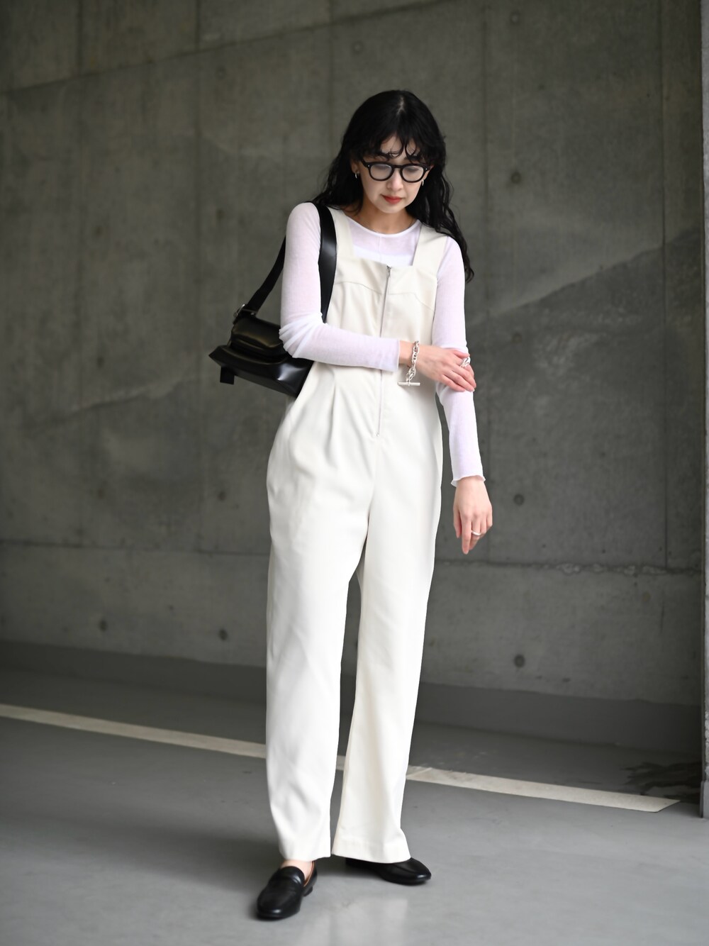 「今日のコスメと服、サロペット、オールインワン、ワントーンコーデ、レイヤードスタイル、ショルダーバッグ、ローファー、メガネ女子、お出かけコーデ、休日スタイル、春コーデ、春色、春、モノトーン、モノトーンコーデ」｜「Marientのセンタージップツイルサロペット（サロペット/オーバーオール、ホワイト系）」を使った、MARIKOさん（レディース・168cm）の春コーディネートの1枚目の写真