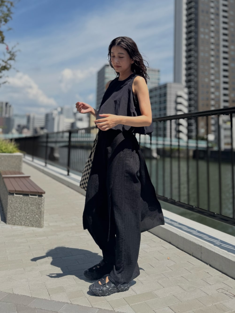 ブラック系のシャツ/ブラウス、ブラック系のトートバッグを着用したレディースの夏コーディネートの1枚目の写真