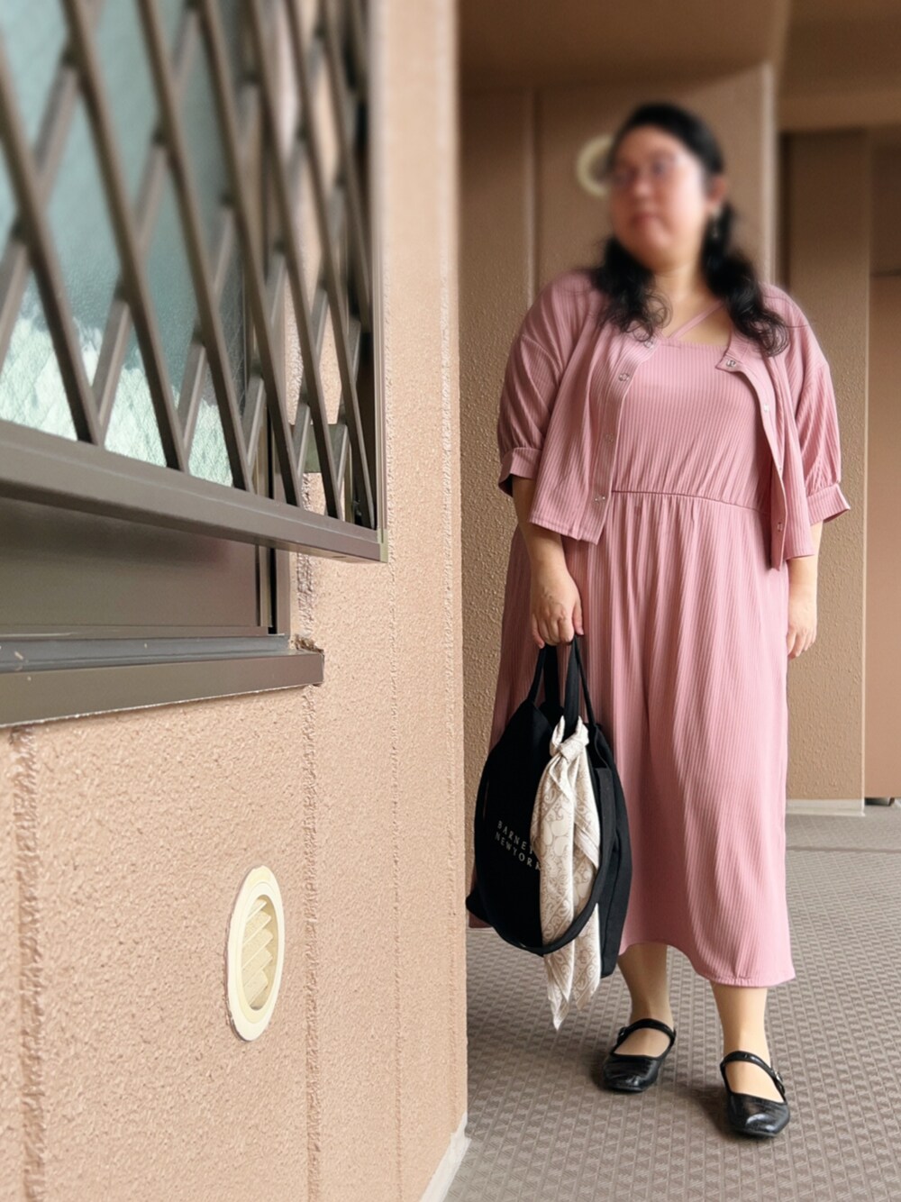 ピンク系のワンピース、ブラック系のトートバッグ、ブラック系のバレエシューズを着用したレディースの秋コーディネートの1枚目の写真