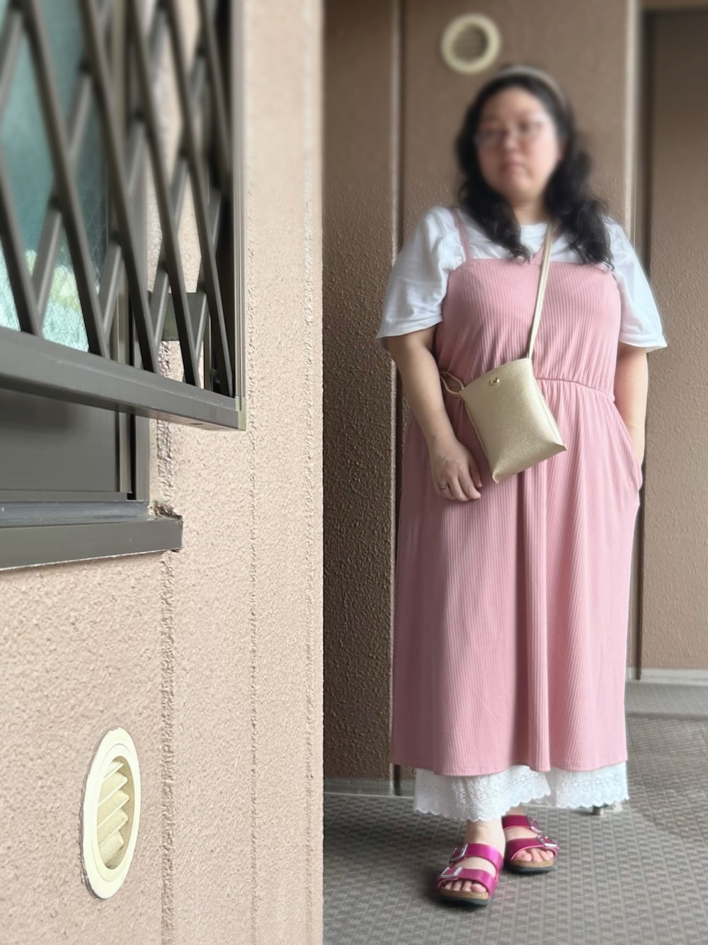 ピンク系のワンピース、ホワイト系のTシャツ/カットソー、ホワイト系のその他パンツを着用したレディースの夏コーディネートの1枚目の写真