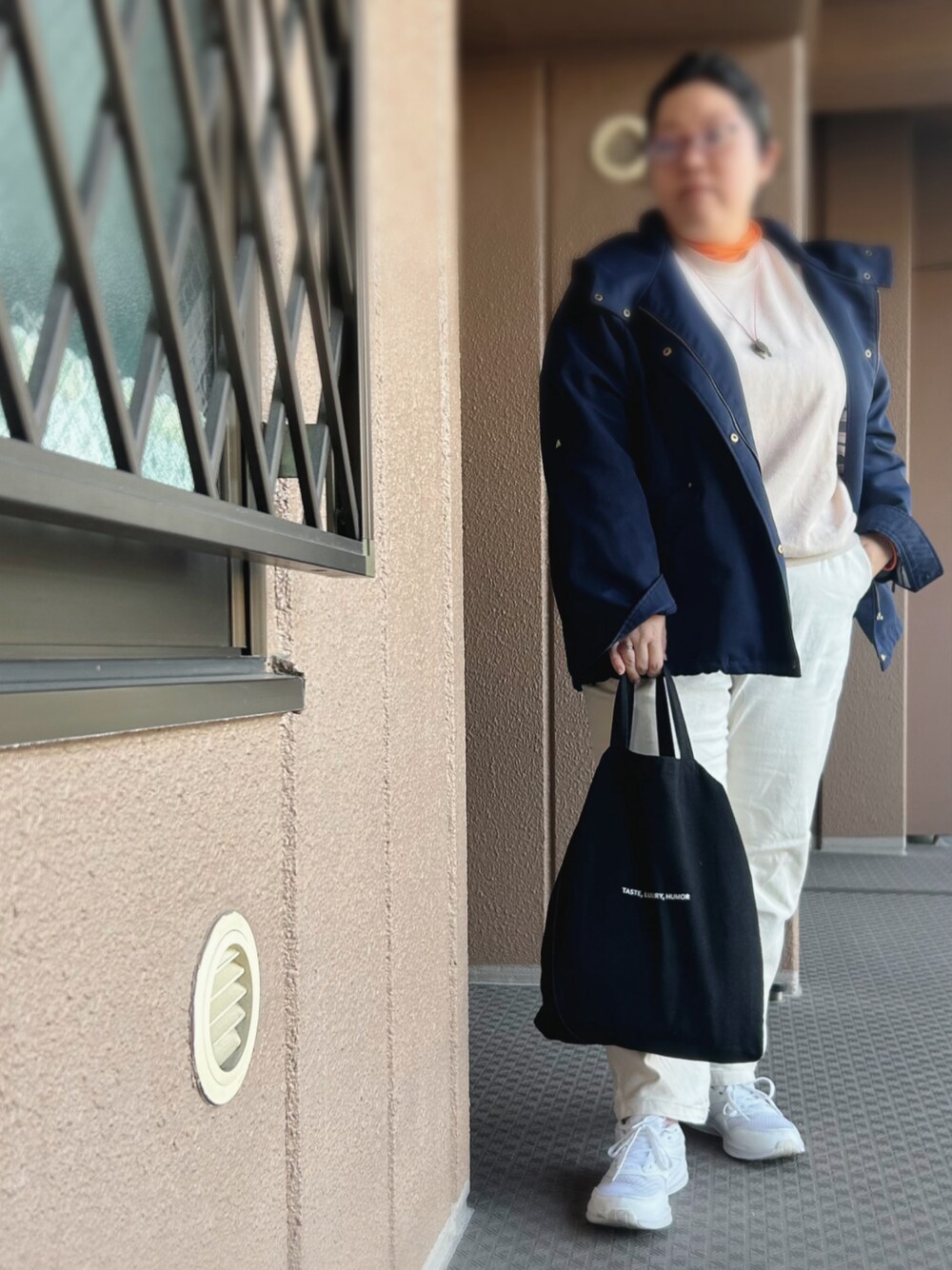 ベージュ系のスウェット、その他のその他トップス、ホワイト系のパンツを着用したレディースの春コーディネートの1枚目の写真