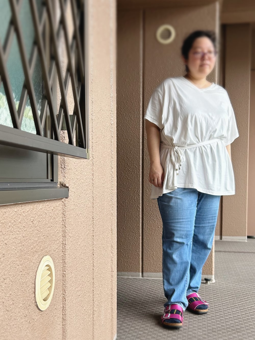 ホワイト系のTシャツ/カットソー、その他のパンツ、ピンク系のサンダルを着用したレディースの夏コーディネートの1枚目の写真