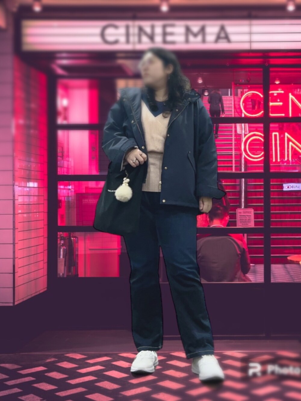 ピンク系のニット/セーター、ブルー系のTシャツ/カットソー、ブルー系のマウンテンパーカーを着用したレディースの冬コーディネートの1枚目の写真