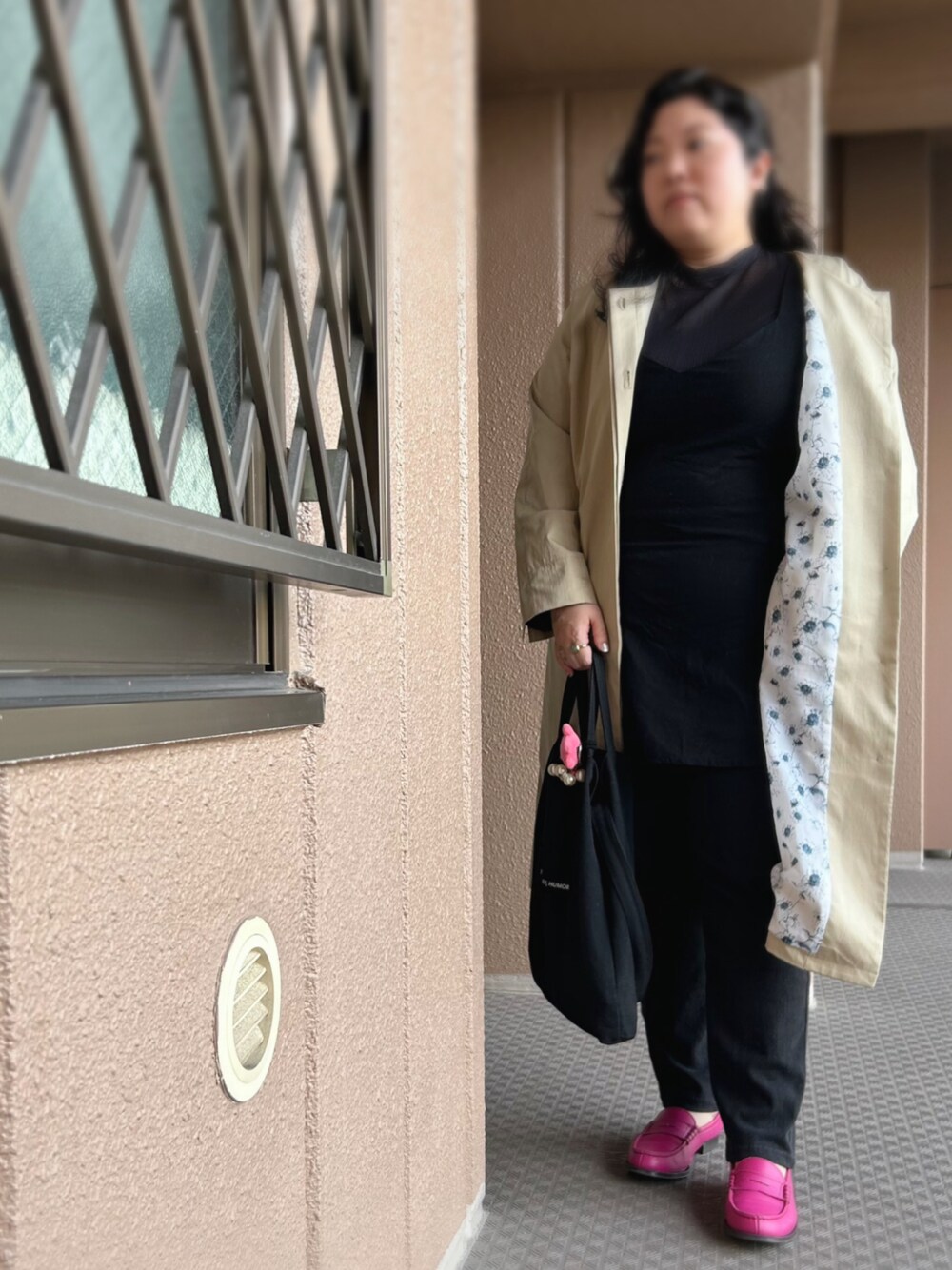 ブラック系のワンピース、ブラック系のTシャツ/カットソー、ベージュ系のジャケット/アウターを着用したレディースの夏コーディネートの1枚目の写真