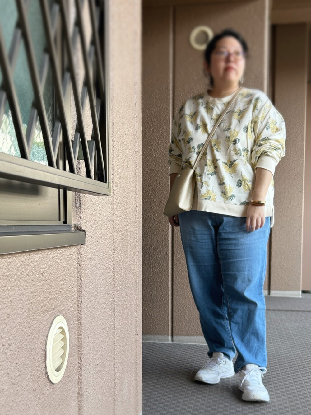 イエロー系のスウェット、その他のパンツ、ホワイト系のスニーカーを着用したレディースの秋コーディネートの1枚目の写真