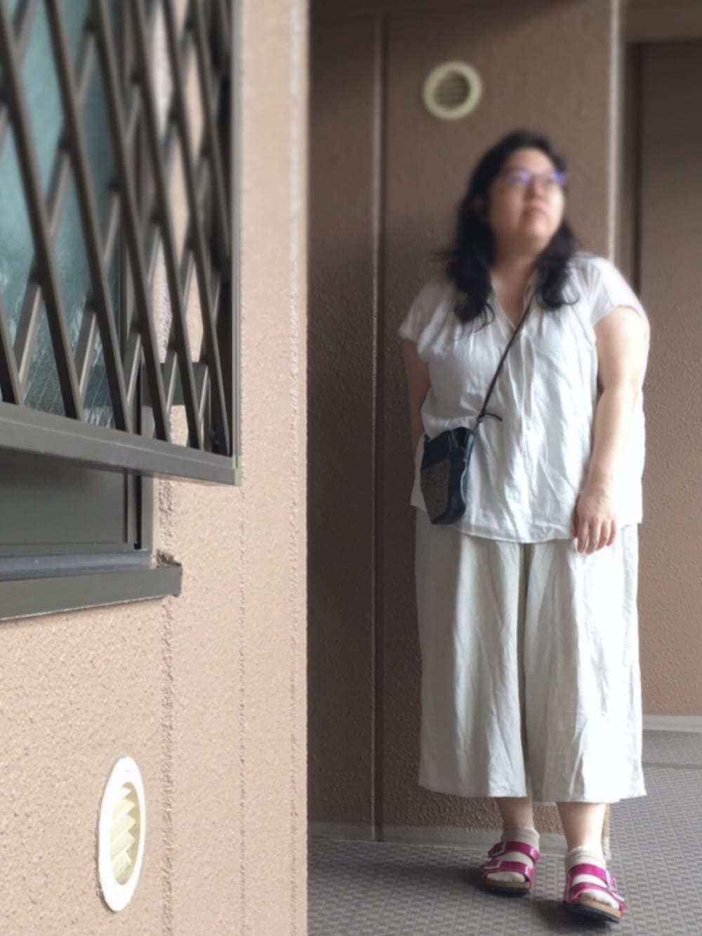 ホワイト系のシャツ/ブラウス、ブラック系のショルダーバッグ、ベージュ系のその他パンツを着用したレディースの夏コーディネートの1枚目の写真