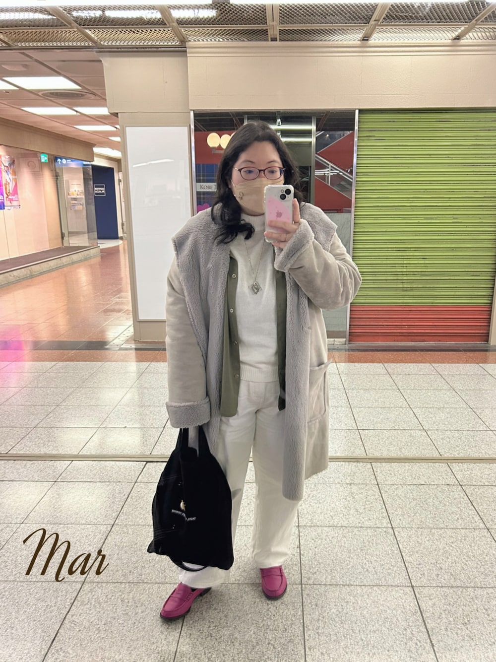 グリーン系のシャツ/ブラウス、ホワイト系のニット/セーター、グレー系のムートンコートを着用したレディースの春コーディネートの1枚目の写真