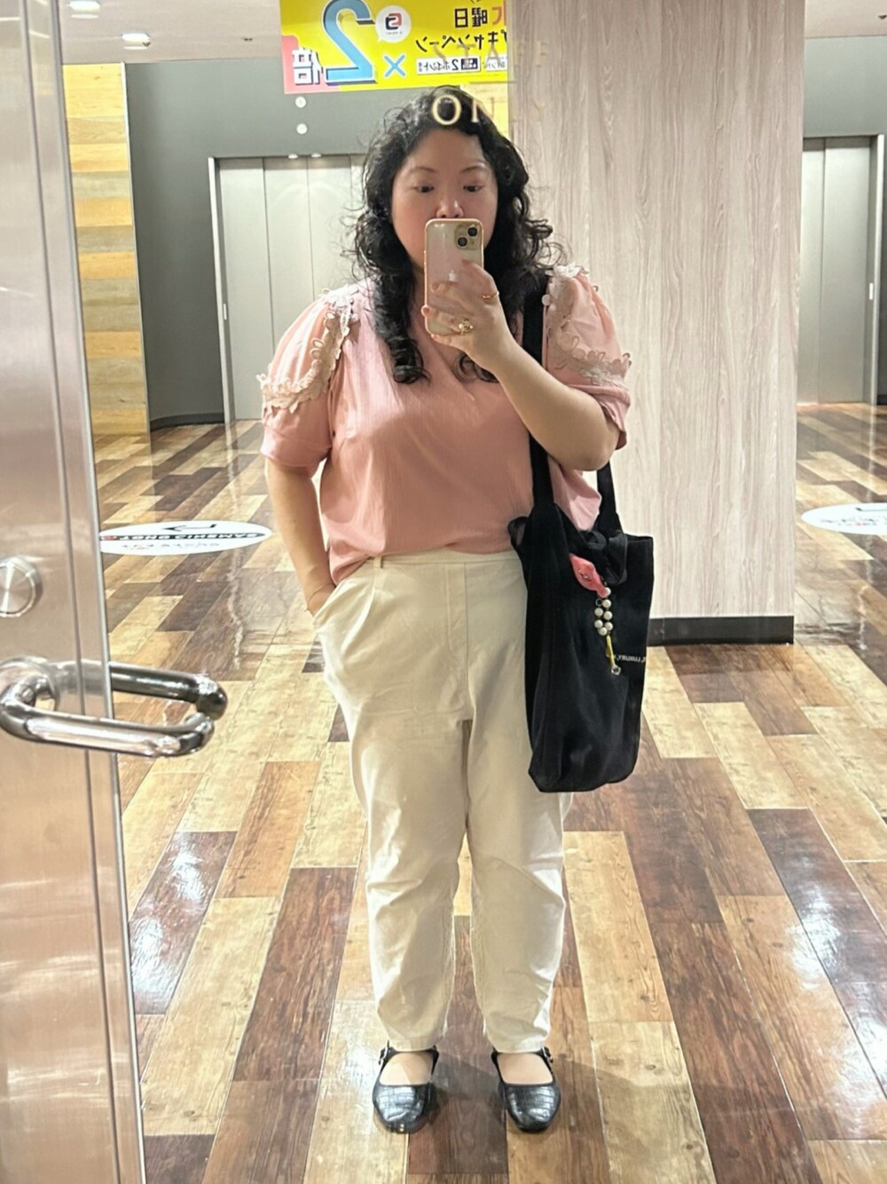 ピンク系のTシャツ/カットソー、ホワイト系のパンツ、ブラック系のバレエシューズを着用したレディースの夏コーディネートの1枚目の写真