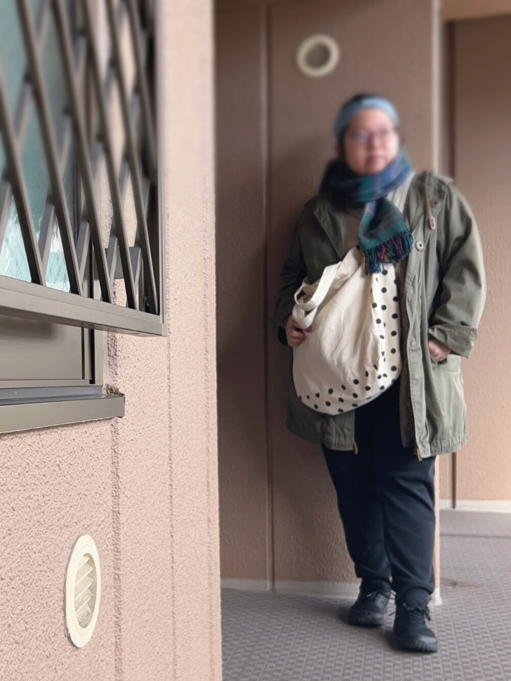 ブラック系のその他パンツ、ホワイト系のショルダーバッグ、グリーン系のモッズコートを着用したレディースの冬コーディネートの1枚目の写真