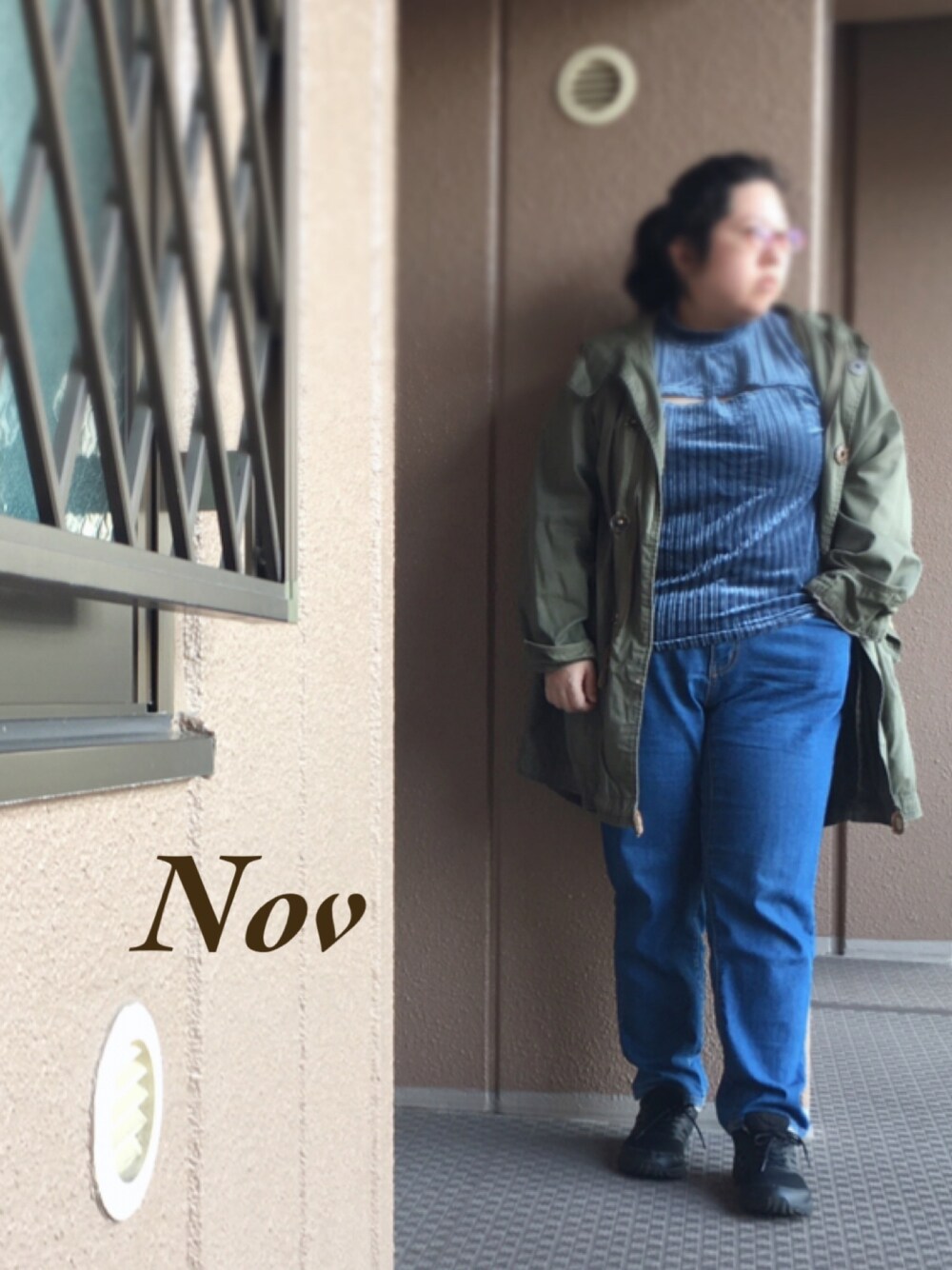 ブルー系のTシャツ/カットソー、グリーン系のモッズコート、その他のパンツを着用したレディースの冬コーディネートの1枚目の写真