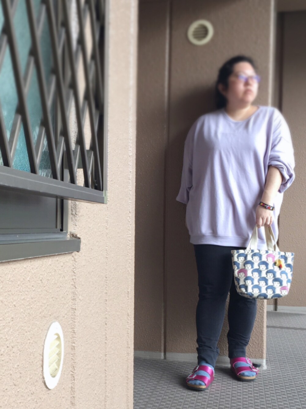 パープル系のスウェット、その他のパンツ、ブルー系のトートバッグを着用したレディースの春コーディネートの1枚目の写真
