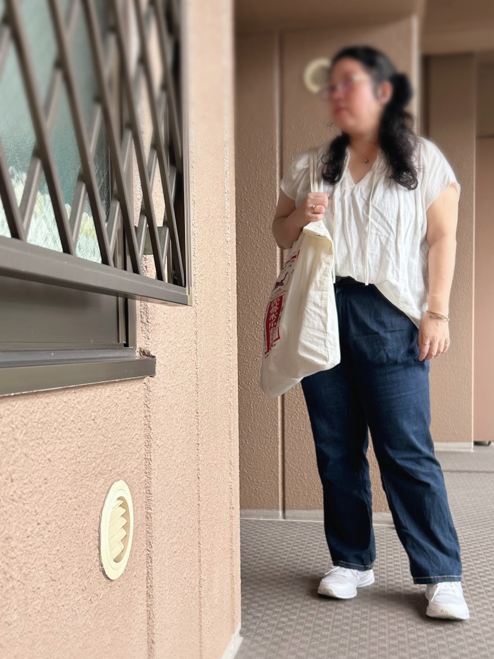 ホワイト系のシャツ/ブラウス、ブルー系のデニムパンツ、ホワイト系のスニーカーを着用したレディースの夏コーディネートの1枚目の写真