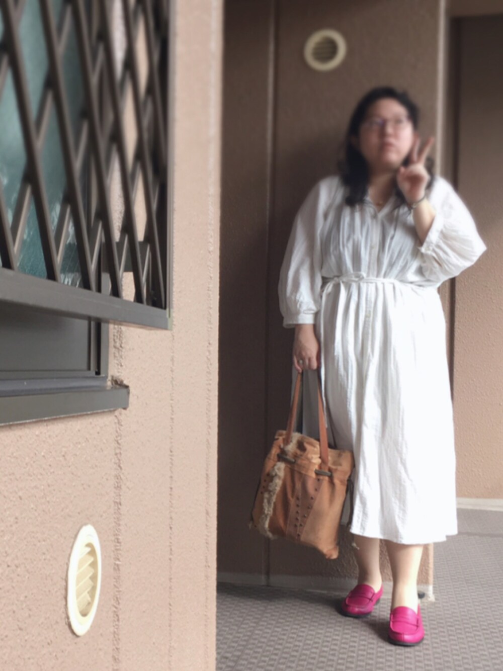 ホワイト系のワンピース、ブラウン系のトートバッグ、ピンク系のその他シューズを着用したレディースの秋コーディネートの1枚目の写真