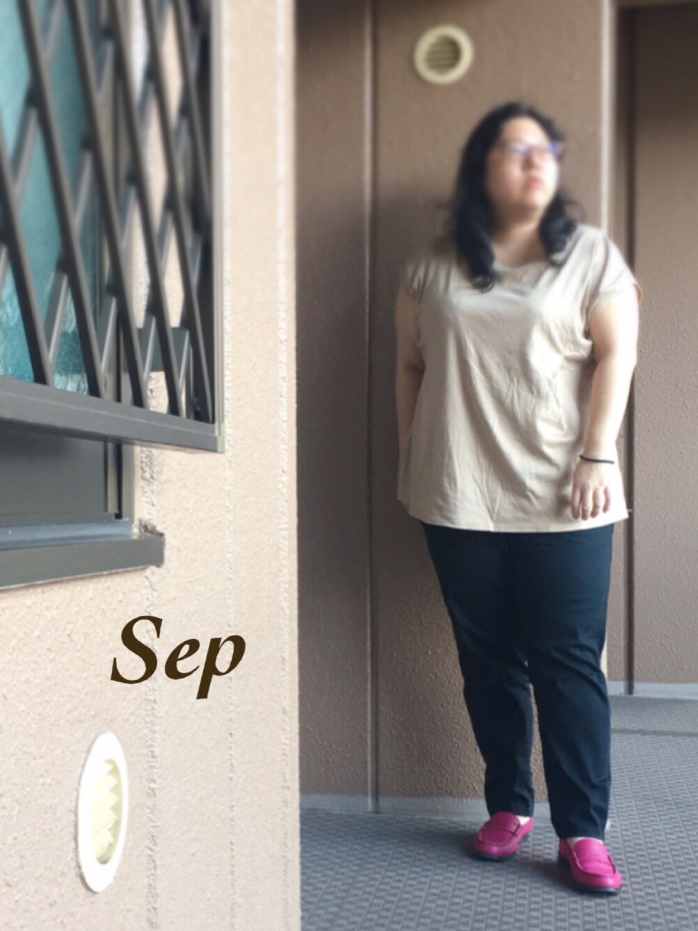 ホワイト系のTシャツ/カットソー、ブラック系のその他パンツ、ピンク系のその他シューズを着用したレディースの秋コーディネートの1枚目の写真