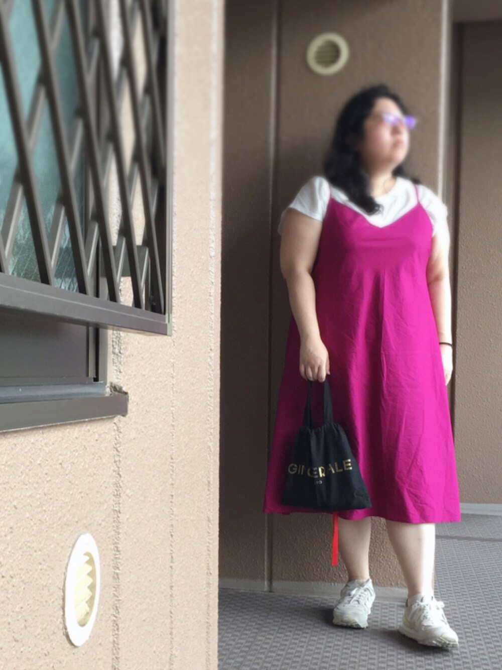 ピンク系のワンピース、ホワイト系のTシャツ/カットソー、ブラック系のトートバッグを着用したレディースの夏コーディネートの1枚目の写真