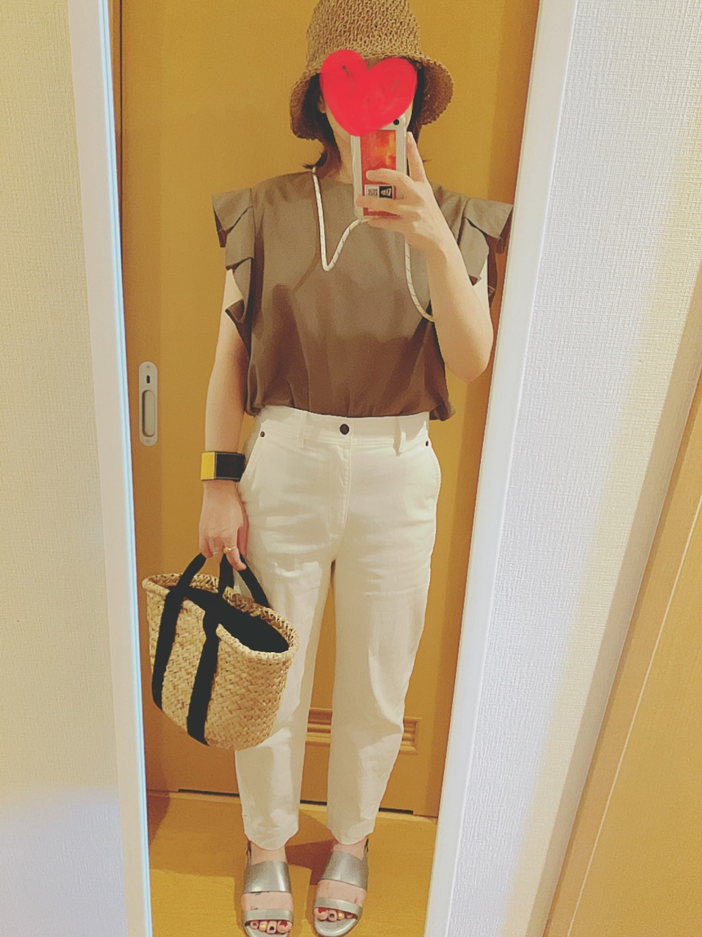 「真夏のアクティブスタイル、むぎわら帽子、かごバッグ、白パンツ、おしゃれさんと繋がりたい、サンダル、ママコーデ、お出かけコーデ、袖フリル、ノースリーブ、カーキ、タックイン、きれいめカジュアル」｜「GAPのハイライズ バレル カーキ（その他パンツ、ホワイト系）」を使った、occaさんさん（レディース・161cm）の夏コーディネートの1枚目の写真