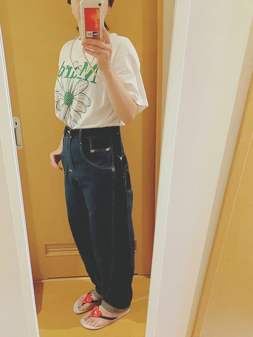 「真夏のアクティブスタイル、おしゃれさんと繋がりたい、グリーン、白Tシャツ、デニムパンツ、ビッグシルエット、ストリート、カジュアル、休日スタイル、韓国ファッション、タックイン、夏だ！Tシャツ着よう！」｜「Levi'sのLevi's(R) RED TWISTED 5 POCKET CRYSTALINE（デニムパンツ、ブルー系）」を使った、occaさんさん（レディース・161cm）の夏コーディネートの1枚目の写真