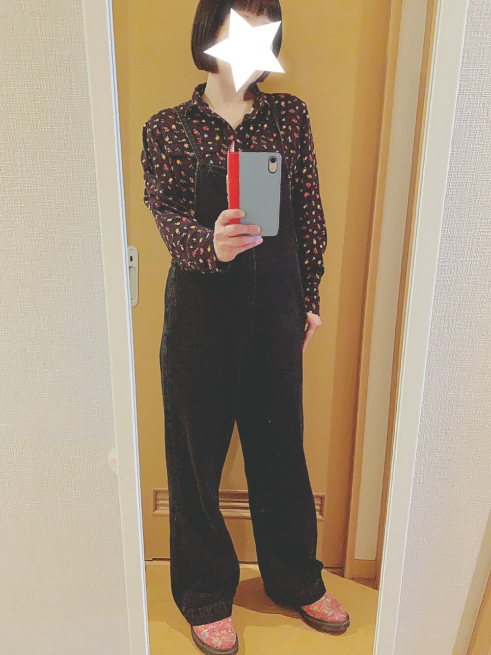 「春先取り、花柄シャツ、サロペット、デニム、おしゃれさんと繋がりたい、春、レトロガール、春コーデ、シャツコーデ、ローファー」｜「Dr. Martensのアイテム（ローファー、その他）」を使った、occaさんさん（レディース・161cm）の冬コーディネートの1枚目の写真