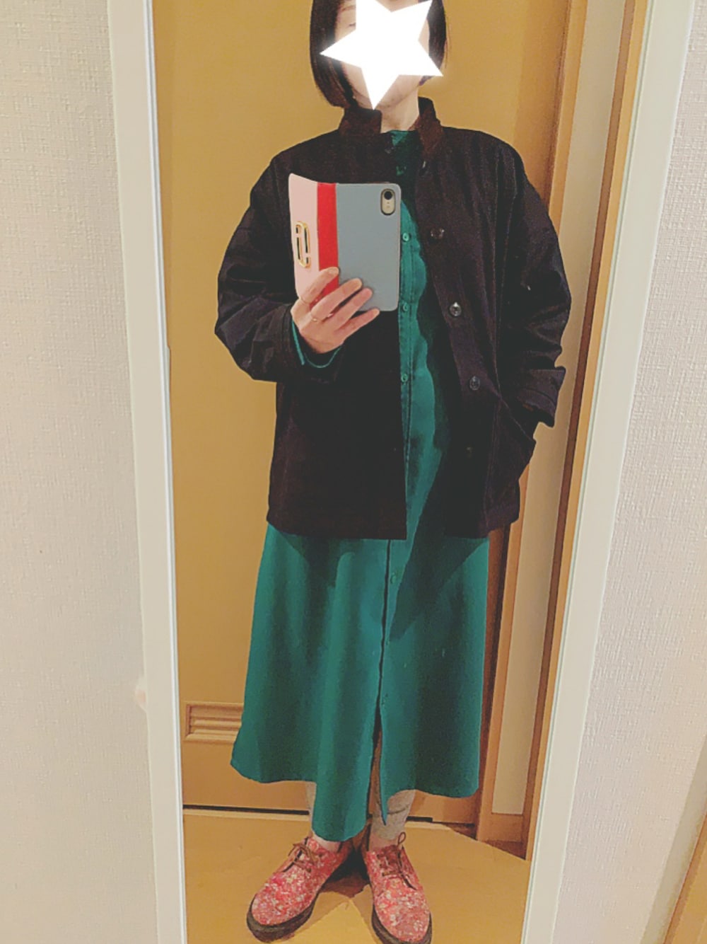 「春アウター、カバーオール、おしゃれさんと繋がりたい、春、シャツワンピース、今日のコーデ、グリーン、ゆるコーデ、花柄」｜「Dr. Martensのアイテム（ローファー、その他）」を使った、occaさんさん（レディース・161cm）の冬コーディネートの1枚目の写真