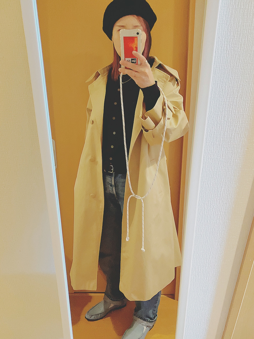 「お洒落さんとつながりたい、オトナ女子、デニムパンツ、ベレー帽、トレンチコート、ビッグシルエット、秋冬コーデ、シンプルコーデ、オトナカワイイ、ストリート、骨格ストレート」｜「no brandのアイテム（ハンチング/ベレー帽、ブラック系）」を使った、occaさんさん（レディース・161cm）の秋コーディネートの1枚目の写真