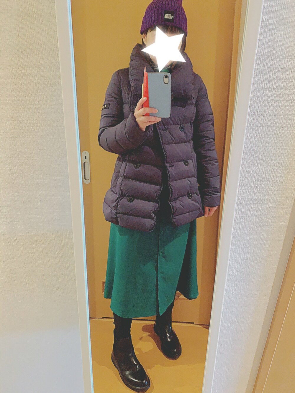 「おしゃれさんと繋がりたい、ダウンジャケット、ニット帽、グリーン、冬コーデ、レイヤードスタイル、タートルネック、きれいめカジュアル、サイドゴアブーツ」｜「TATRASのTATRAS(タトラス）LORENZANA/LTA19A4698（ダウンジャケット/コート、ブルー系）」を使った、occaさんさん（レディース・161cm）の冬コーディネートの1枚目の写真