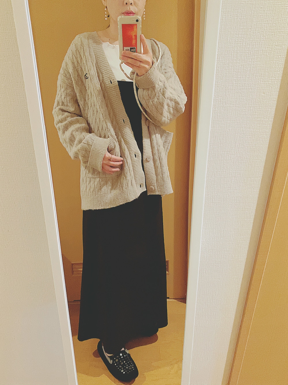 「冬のコーデ、おしゃれさんと繋がりたい、オトナカジュアル、あったかコーデ、ゆるニット、ワンピース、あめかじ、キャミワンピ、レイヤードスタイル、UGGモカシン、オトナ女子」｜「UGGのUGG@mos ケーブルニット カーディガン（カーディガン/ボレロ、ベージュ系）」を使った、occaさんさん（レディース・161cm）の秋コーディネートの1枚目の写真