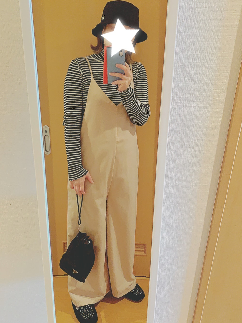 「きれいめカジュアル、バケットハット、ベージュ、タートルネック、ボーダー、巾着バッグ、おしゃれさんと繋がりたい、サロペット、休日コーデ」｜「UGGのアイテム（スリッポン、ブラック系）」を使った、occaさんさん（レディース・161cm）の冬コーディネートの1枚目の写真