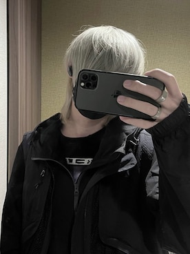 「アノラックパーカー」｜「アイテム（PC・スマホグッズ/家電）」を使った、夜魔本さん（メンズ・182cm）の秋コーディネート