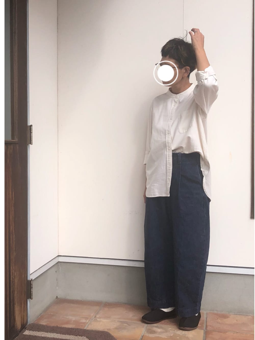 「秋コーデ、無印良品、バナナトラウザー、sasanqua by trees、大人カジュアル、デニムパンツ、カジュアルコーデ、シンプル」｜「無印良品のアイテム（シャツ/ブラウス、ベージュ系）」を使った、coccon◡̈*さん（レディース・157cm）の秋コーディネートの1枚目の写真