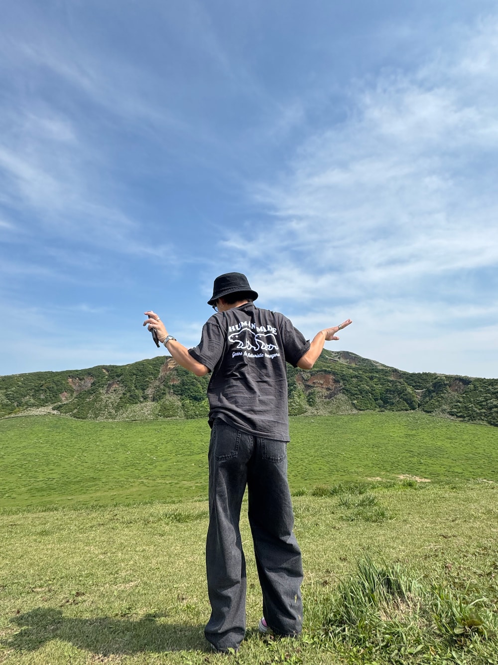 ブラック系のTシャツ/カットソー、ブラック系のデニムパンツ、ピンク系のスニーカーを着用したメンズの秋コーディネートの1枚目の写真