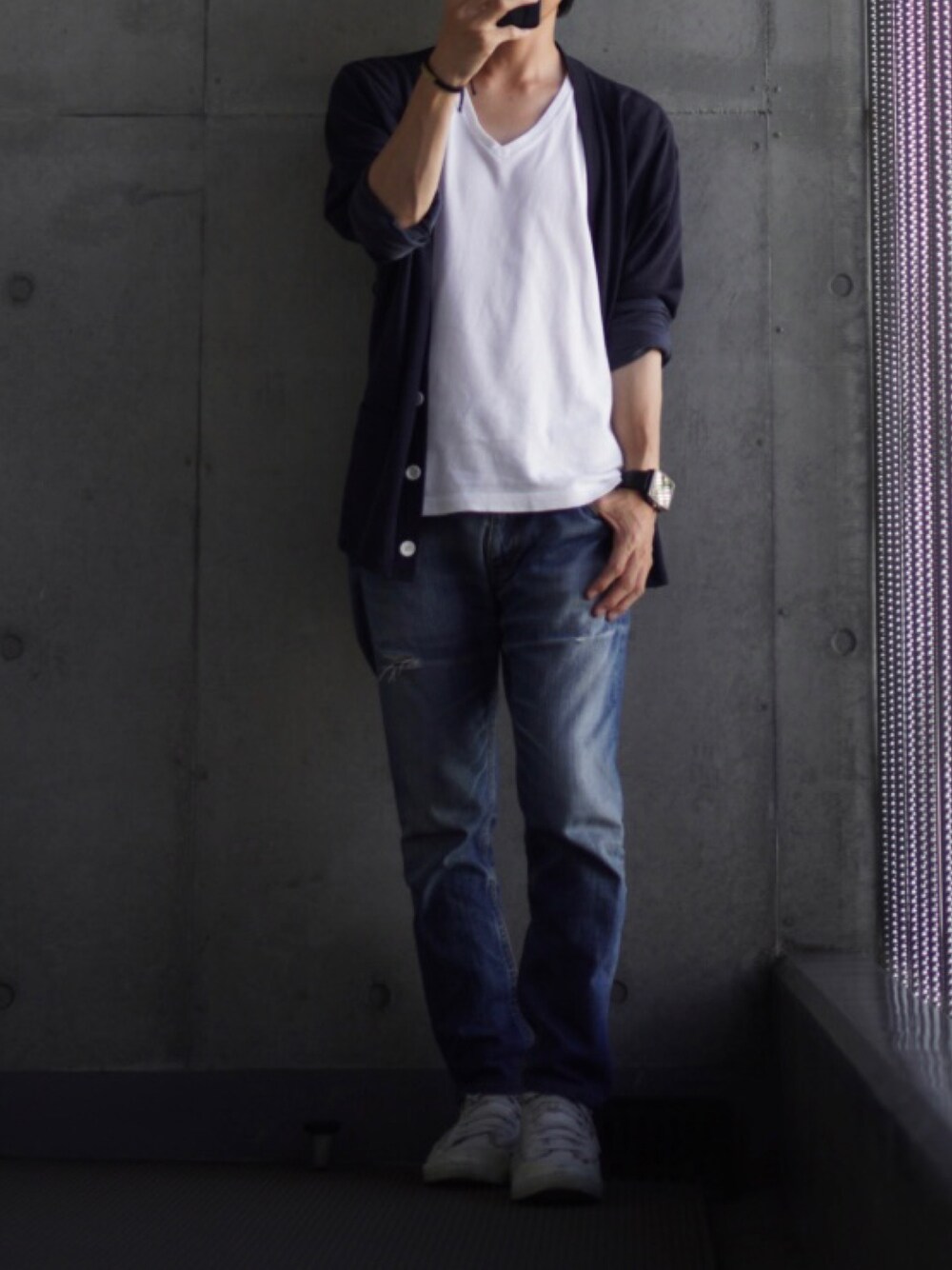 「スニーカー、白スニーカー、デニム、ジーンズ、Tシャツ、白Tシャツ、カーディガン、低身長、低身長コーデ、低身長男子」｜「DIESELのメンズ シューズ スニーカー ハイカット（スニーカー、ホワイト系）」を使った、コバヤシ_トシヒコさん（メンズ・163cm）の夏コーディネートの1枚目の写真