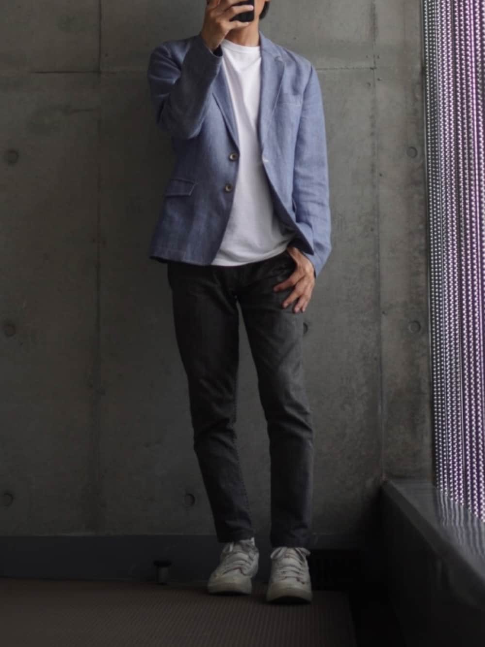 「スニーカー、白スニーカー、デニム、ジーンズ、Tシャツ、白Tシャツ、ジャケット、低身長、低身長コーデ、低身長男子」｜「DIESELのメンズ シューズ スニーカー ハイカット（スニーカー、ホワイト系）」を使った、コバヤシ_トシヒコさん（メンズ・163cm）の夏コーディネートの1枚目の写真