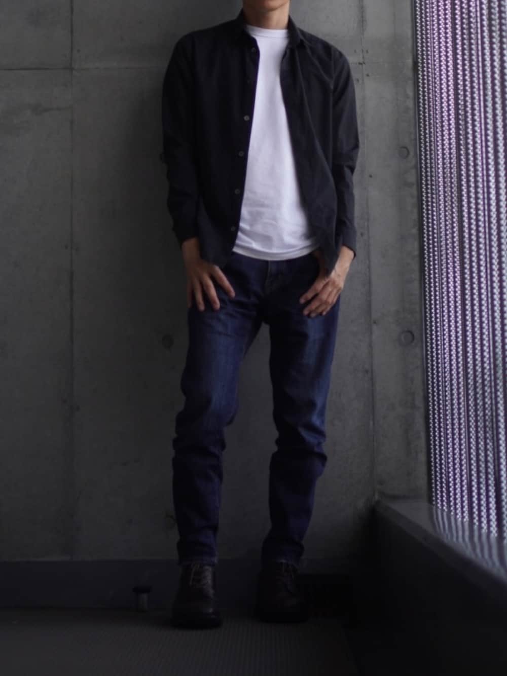 「革靴、ブーツ、デニム、ジーンズ、シャツスタイル、シャツ、黒シャツ、Tシャツ、白Tシャツ、低身長、低身長コーデ、低身長男子」｜「alfredoBANNISTERの【ビブラムソール】ダブルジップ編み上げブーツ（ブーツ、ブラウン系）」を使った、コバヤシ_トシヒコさん（メンズ・163cm）の秋コーディネートの1枚目の写真
