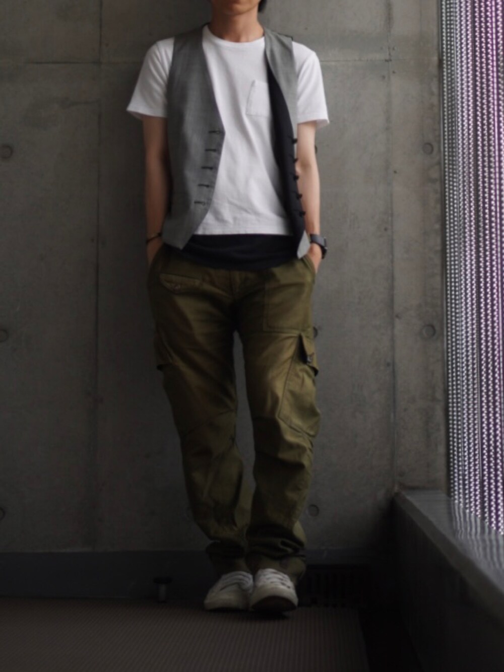 「スニーカー、白スニーカー、カーゴパンツ、Tシャツ、白Tシャツ、ベスト、ジレ、低身長、低身長コーデ、低身長男子」｜「DIESELのメンズ シューズ スニーカー ハイカット（スニーカー、ホワイト系）」を使った、コバヤシ_トシヒコさん（メンズ・163cm）の夏コーディネートの1枚目の写真