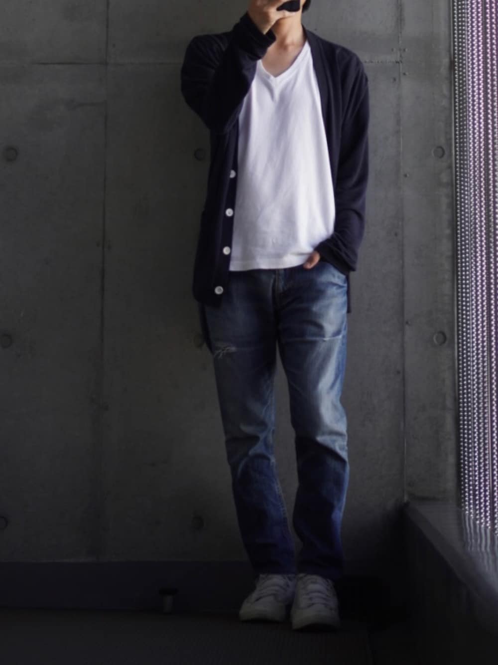 「ストリート、スニーカー、白スニーカー、デニム、ジーンズ、Tシャツ、白Tシャツ、カーディガン、低身長、低身長コーデ、低身長男子」｜「DIESELのメンズ シューズ スニーカー ハイカット（スニーカー、ホワイト系）」を使った、コバヤシ_トシヒコさん（メンズ・163cm）の夏コーディネートの1枚目の写真