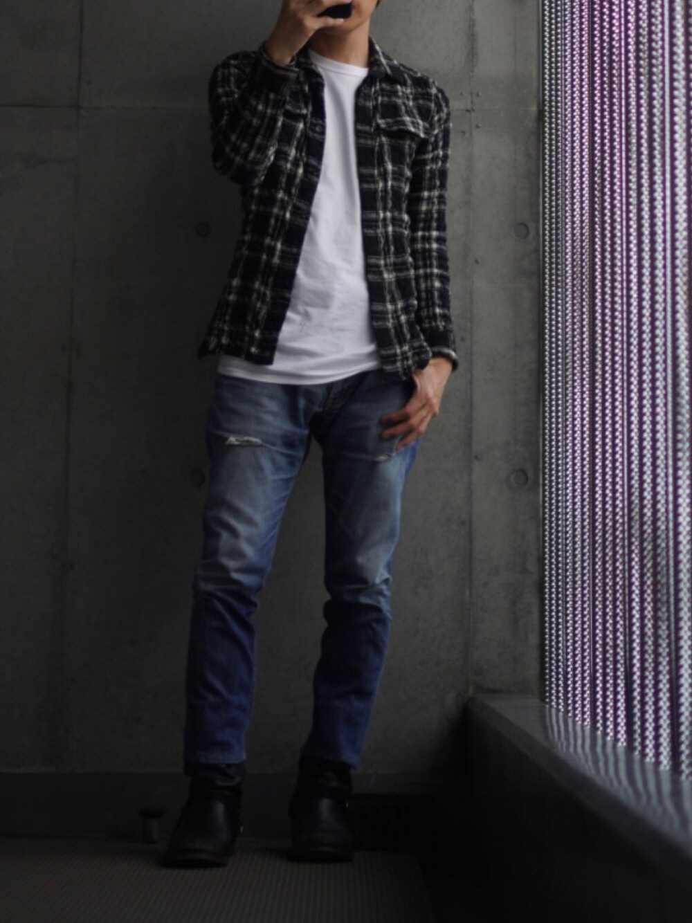 ブラック系のブーツ、ブルー系のデニムパンツ、ホワイト系のTシャツ/カットソーを着用したメンズの冬コーディネートの1枚目の写真