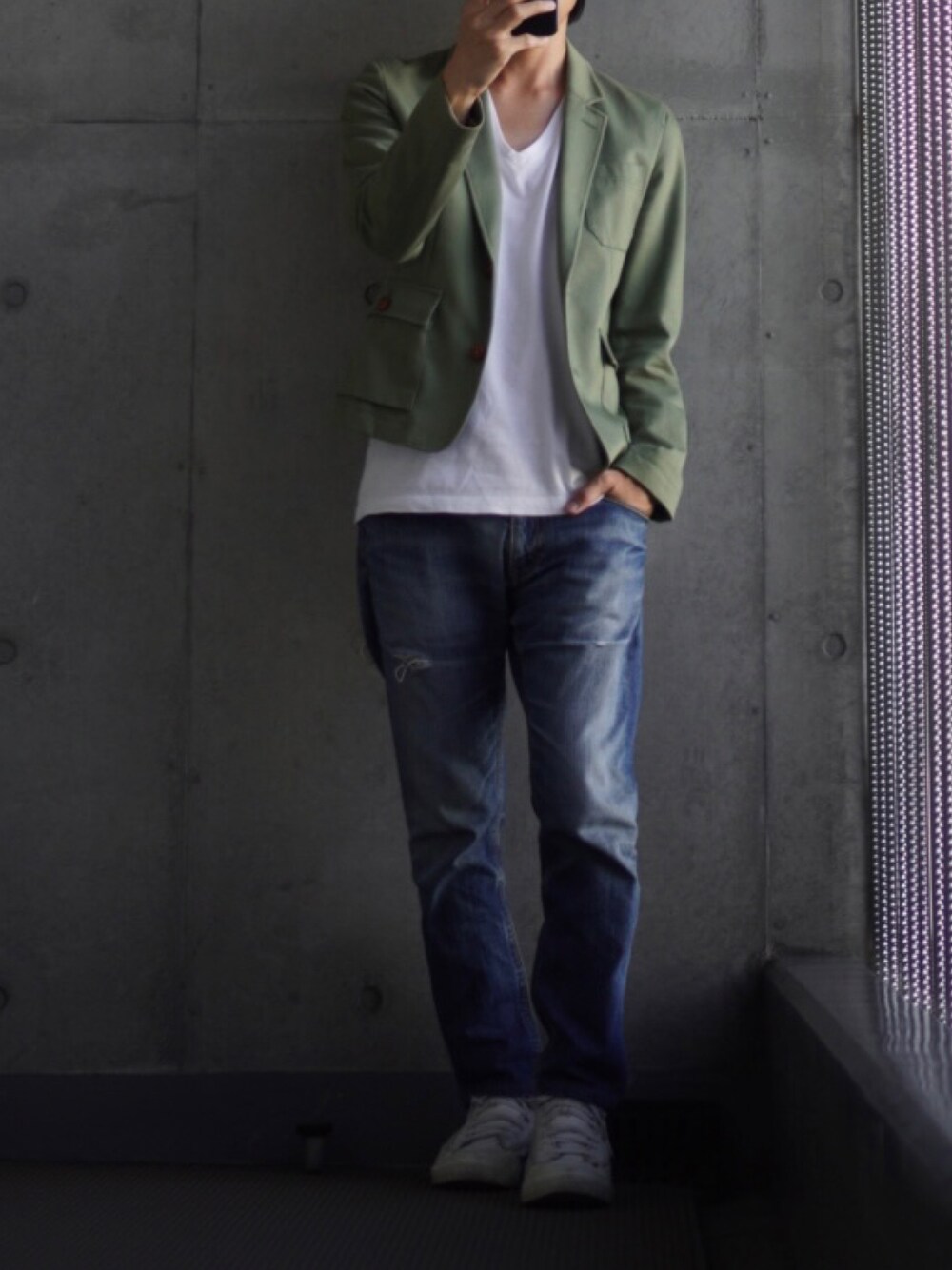 「スニーカー、白スニーカー、デニム、ジーンズ、Tシャツ、白Tシャツ、ジャケット、低身長コーデ、低身長、低身長男子」｜「DIESELのメンズ シューズ スニーカー ハイカット（スニーカー、ホワイト系）」を使った、コバヤシ_トシヒコさん（メンズ・163cm）の春コーディネートの1枚目の写真