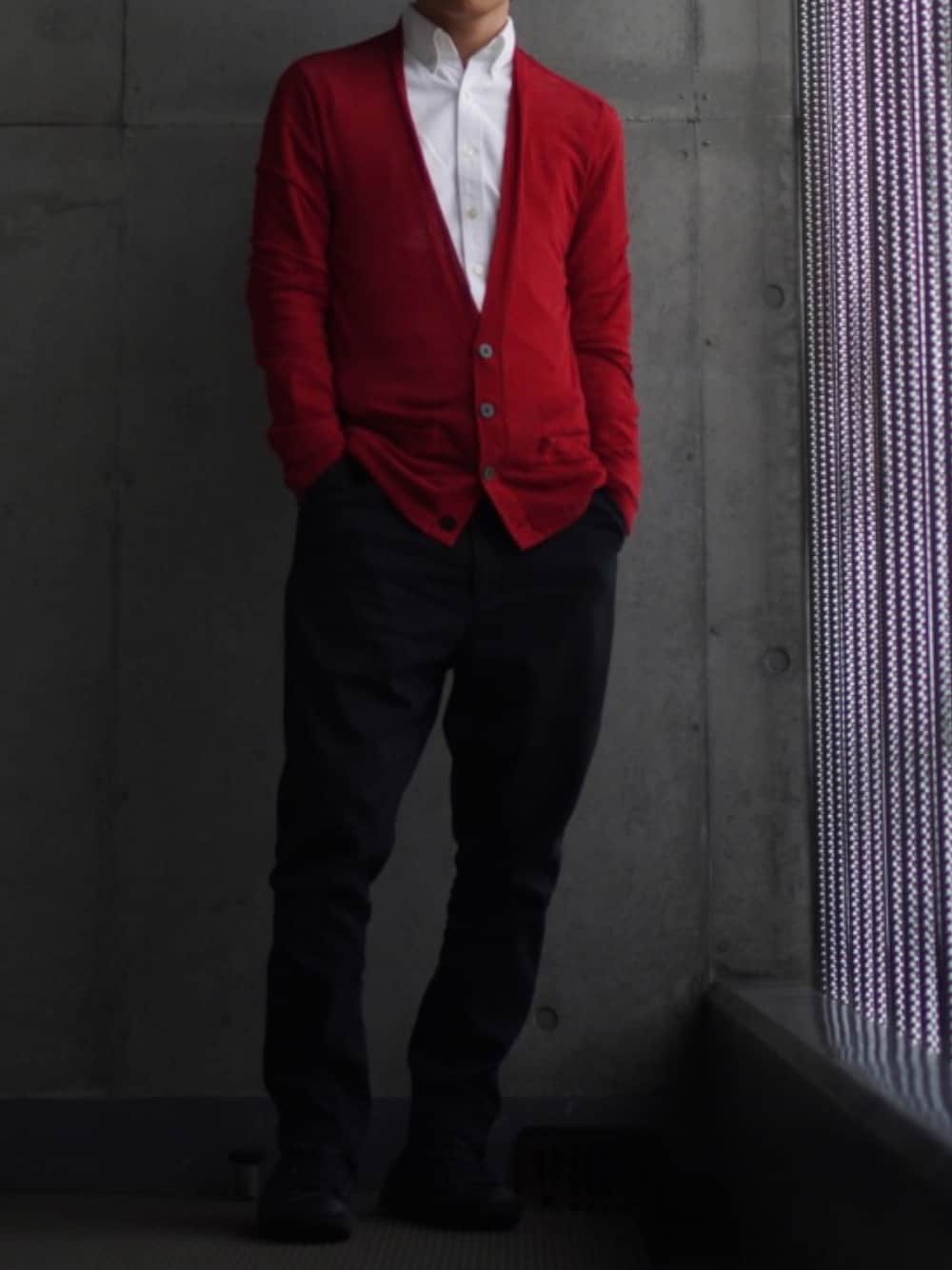 ブラック系のスニーカー、ブラック系のその他パンツ、レッド系のカーディガン/ボレロを着用したメンズの冬コーディネートの1枚目の写真
