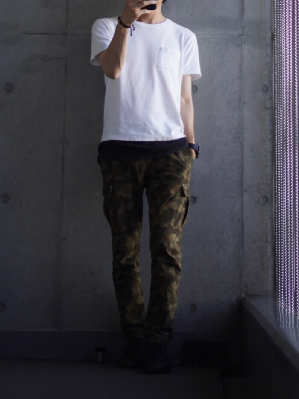 「みんなの白Tフェス、革靴、カーゴパンツ、迷彩、Tシャツ、白Tシャツ、低身長、低身長コーデ、低身長男子」｜「NANO universeのレザーシューズ（ローファー、ブラック系）」を使った、コバヤシ_トシヒコさん（メンズ・163cm）の夏コーディネートの1枚目の写真