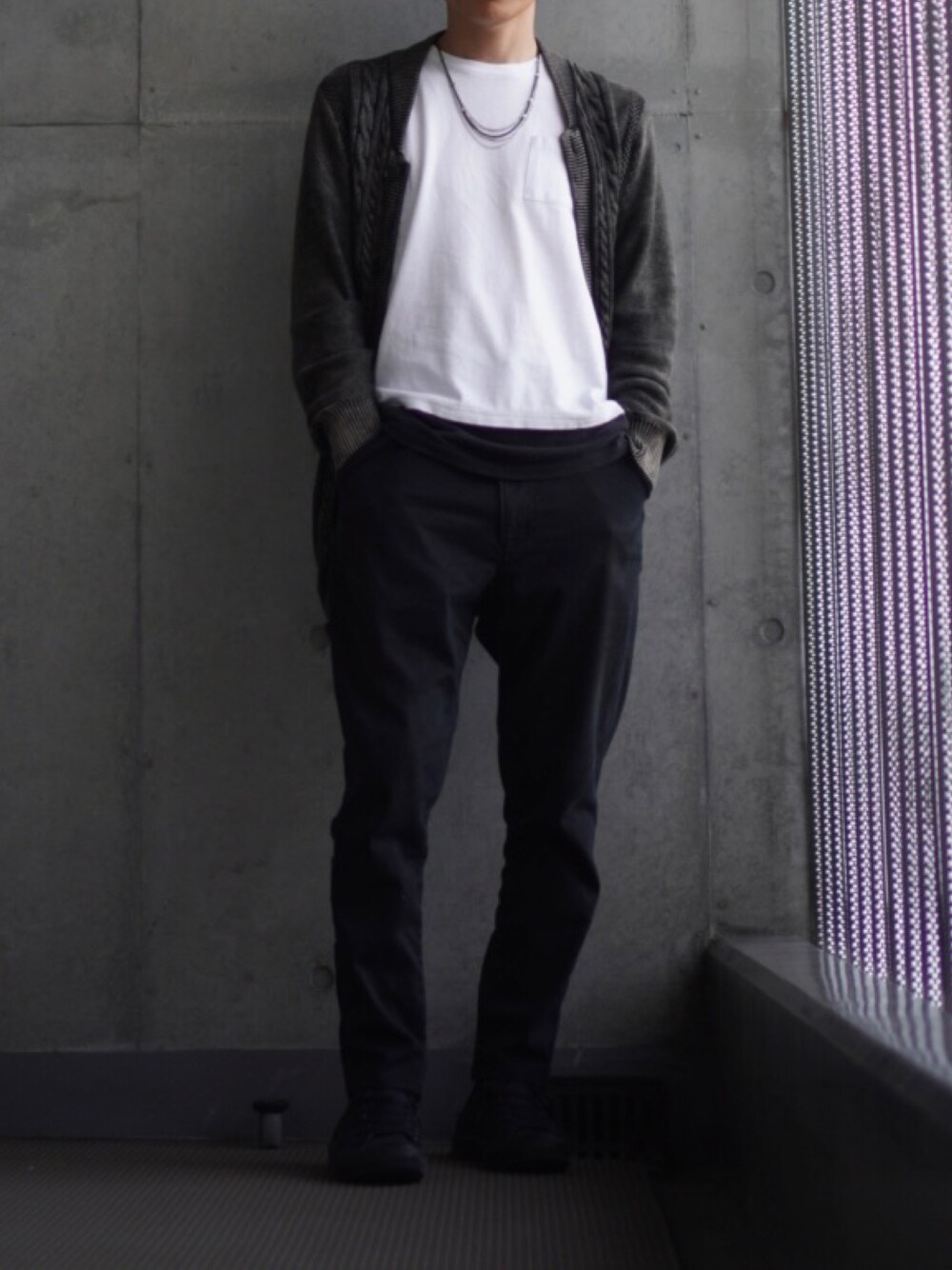 「スニーカー、黒スニーカー、テーパードパンツ、Tシャツ、白Tシャツ、カーディガン、低身長、低身長コーデ、低身長男子」｜「CONVERSEのconverse コンバース ALL STAR HI オールスター ハイ 3206 BLKﾓﾉｸﾛｰﾑ（スニーカー、ブラック系）」を使った、コバヤシ_トシヒコさん（メンズ・163cm）の秋コーディネートの1枚目の写真